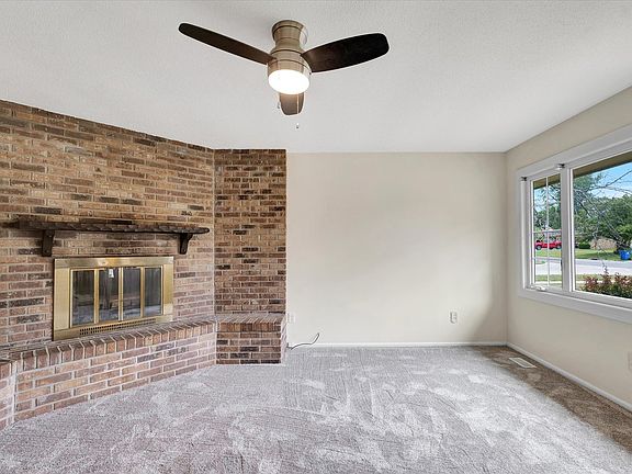 5th image of 912 Robert Webb Dr