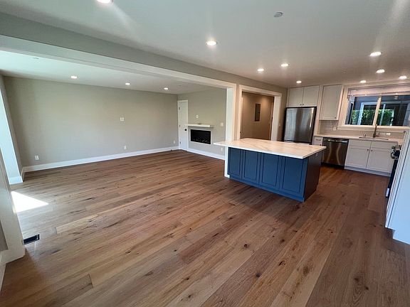 2nd image of 6424 California St #1