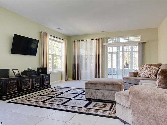 5th image of 127 Southampton Dr