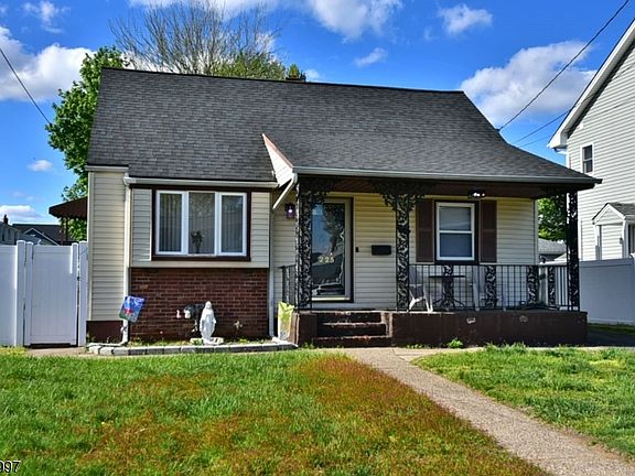 3rd image of 225 Wilson St