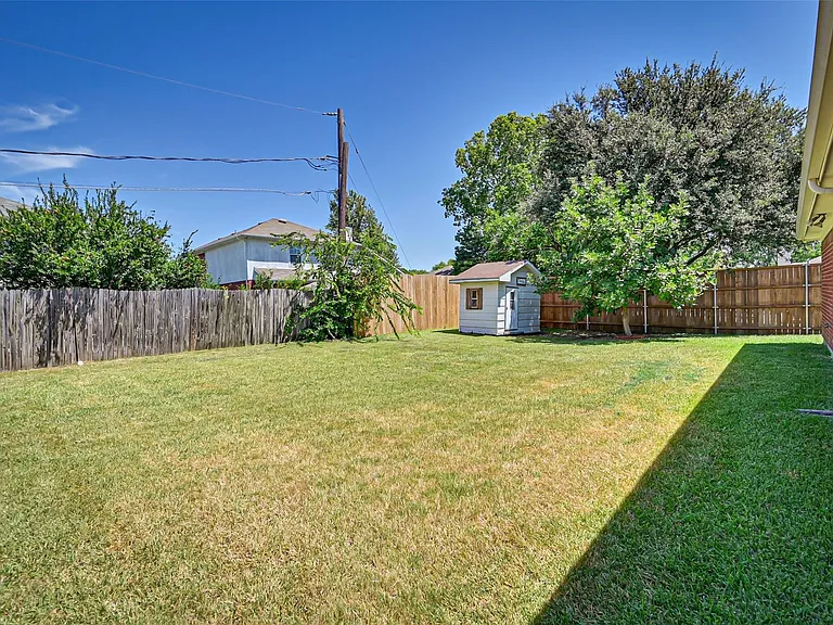 907 Clear Creek Dr — Photo 15