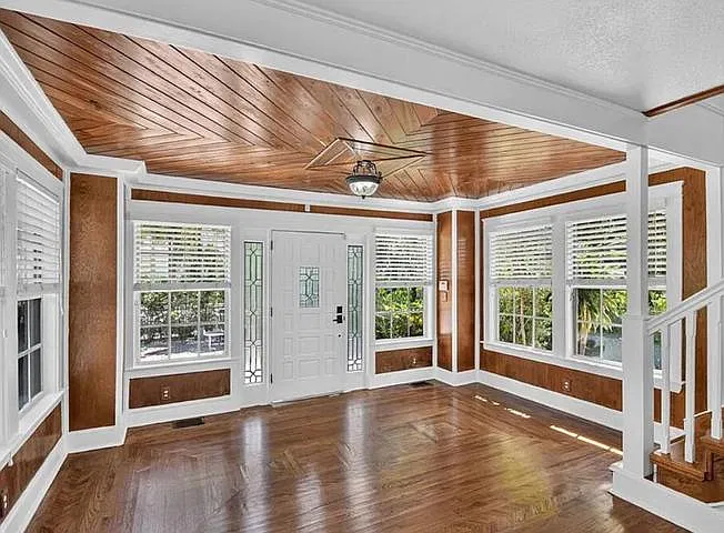 5 bed, 2400 sqft, $4,575 — Photo 4