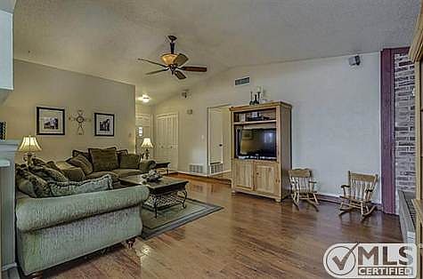 4th image of 612 Cypress Cir