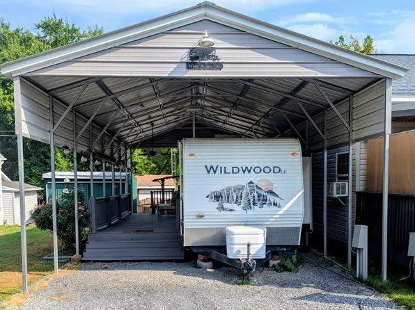 38 Hollow Ldg, Falling Waters, WV 25419