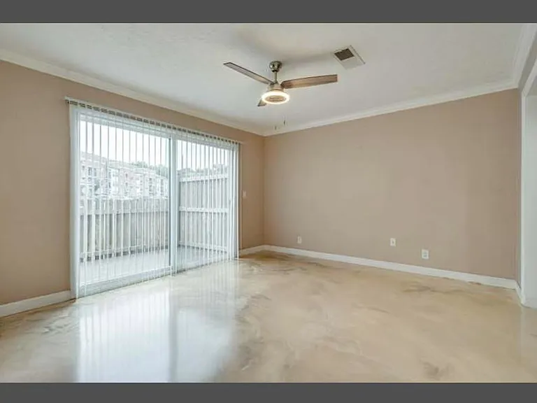 218 Raintree Dr — Photo 3