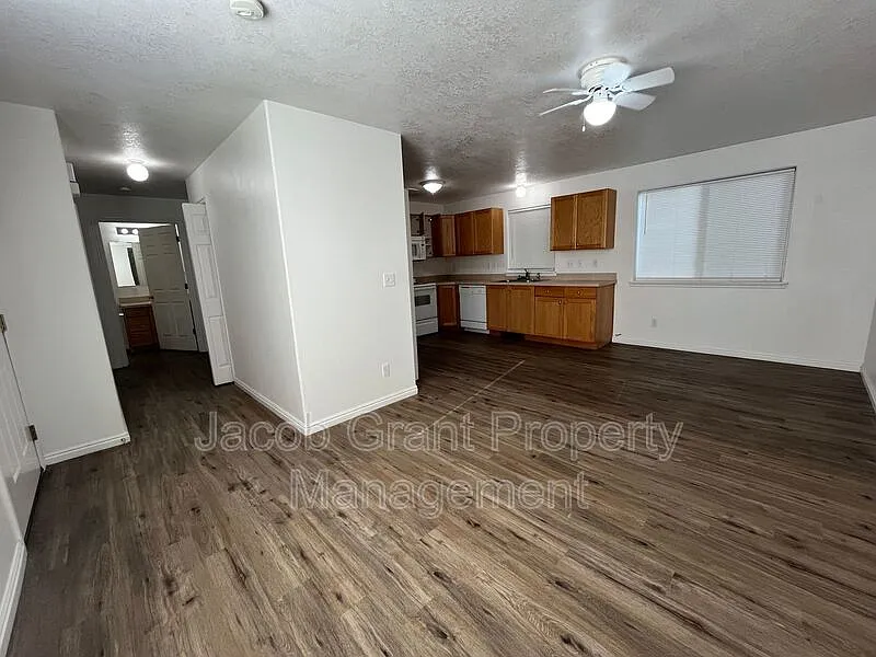 2 bed, 1.0 bath, 850 sqft, $950 — Photo 2