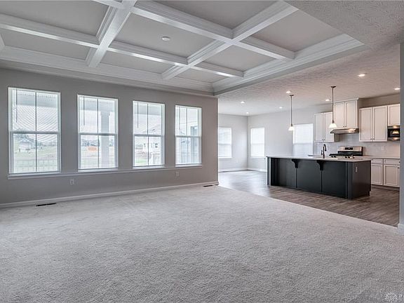 4th image of 186 Chapel Dr E