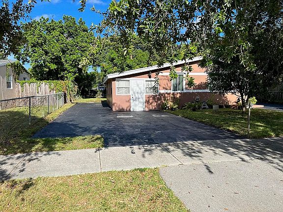 4th image of 920 NW 34th Ter