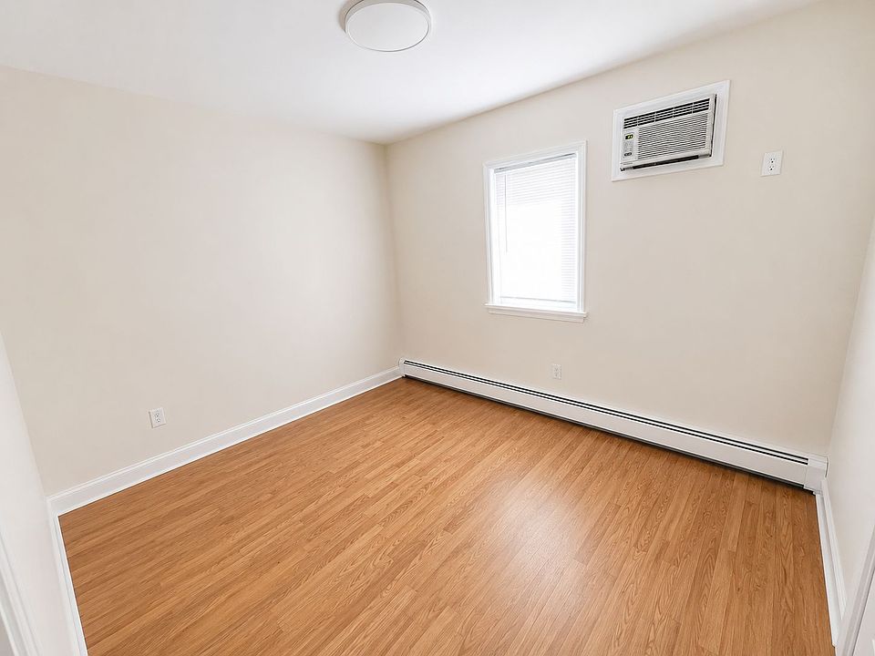 2nd image of 822-824 Jackson Ave