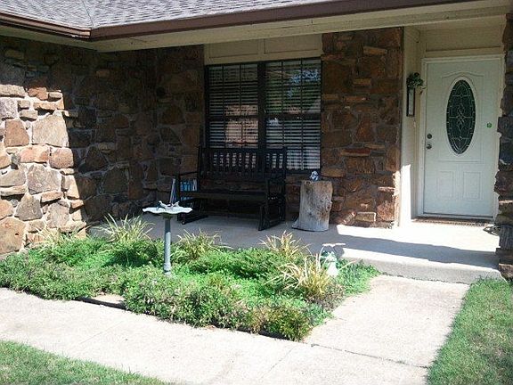 2nd image of 504 E Waco St