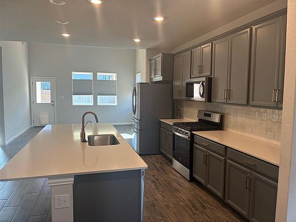 3rd image of 2509 Berryville Ln