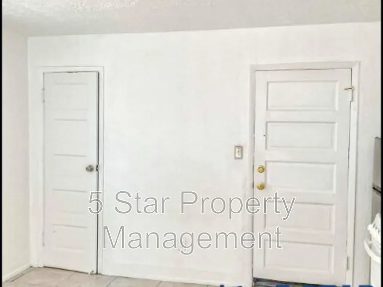 1526 E Yandell Dr #2 — Photo 12