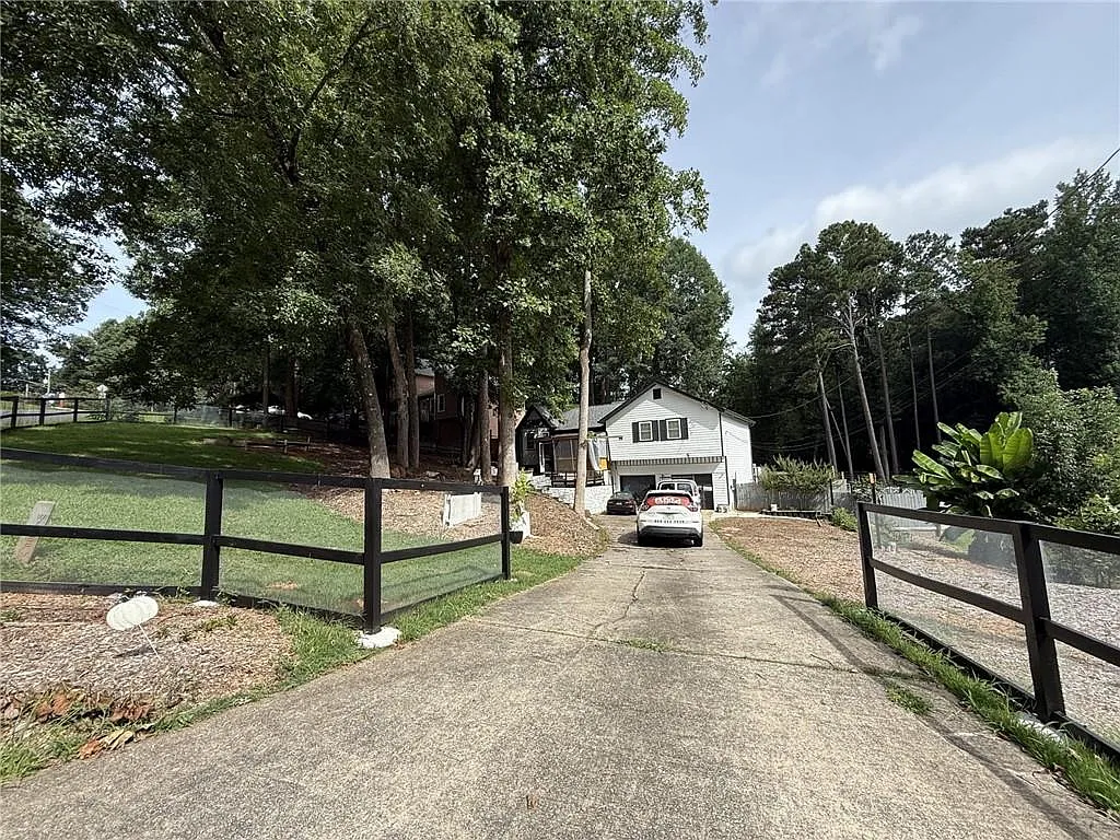 3 bed, 2.0 bath, 1961 sqft, $2,200 — Photo 2