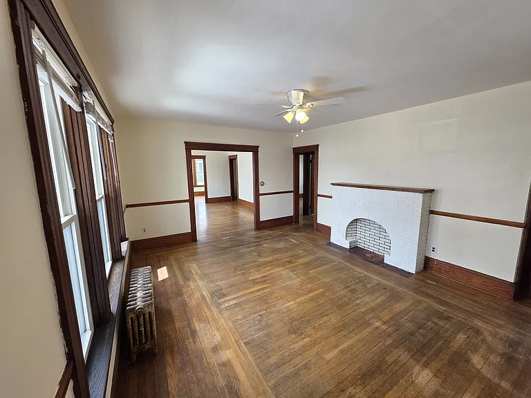  82 Littlefield St 1stFlr 3B/1B FreshPaint Hardwoods! NOPets Prkg — Photo 4