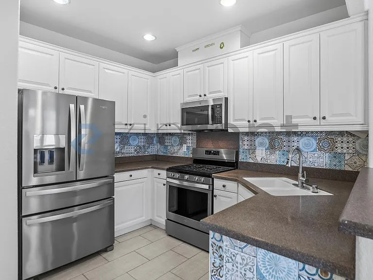 657 N Capitol Ave — Photo 14