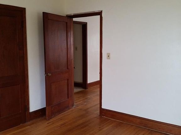 3rd image of 128 Greyson St