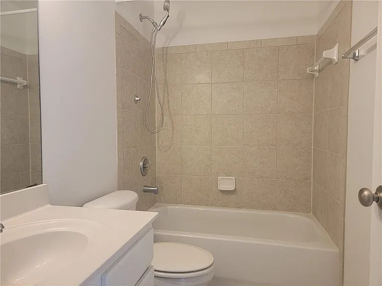 2448 Fairlie Dr — Photo 17