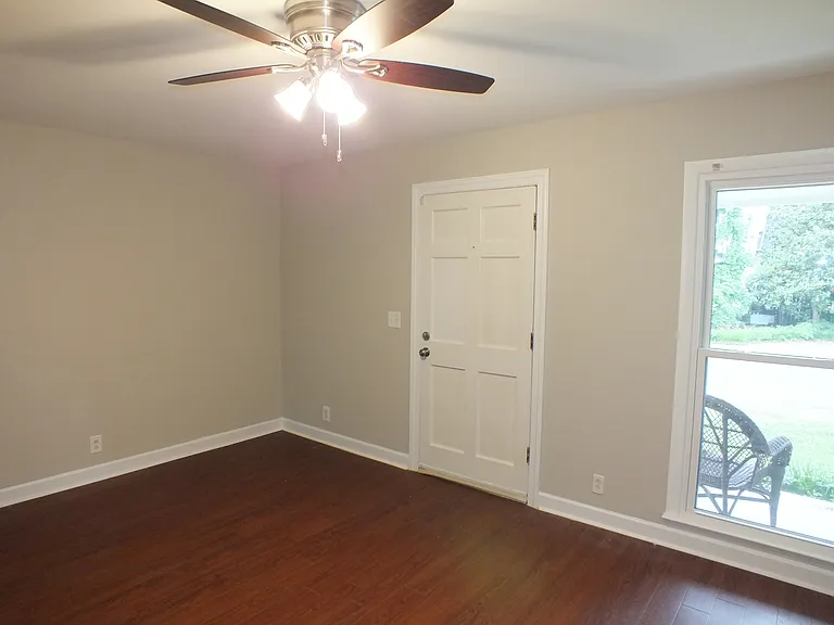 200 E Bell St — Photo 2