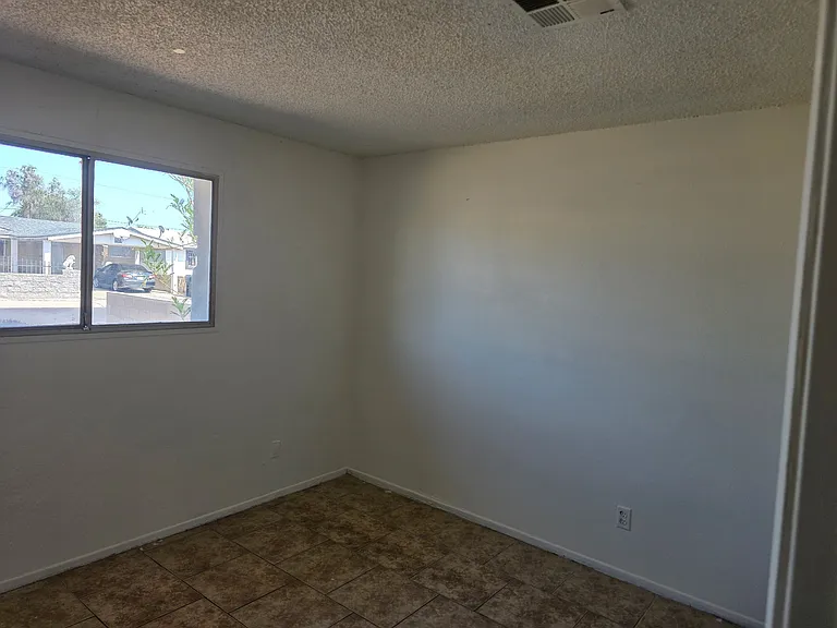 2512 N 47th Ln — Photo 10