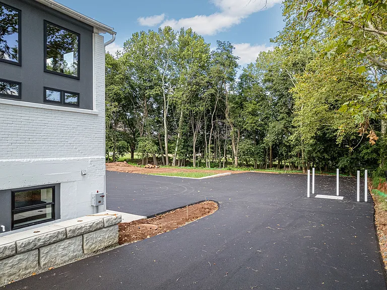 300 Penn St #207 — Photo 8