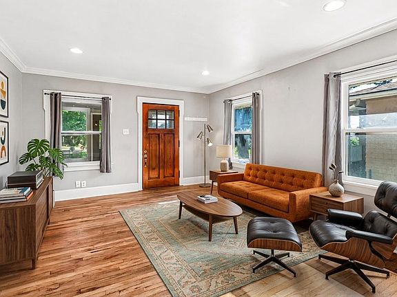 4th image of 3007 Center St