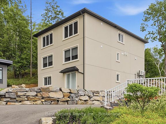 3rd image of 54 Florence St W #1
