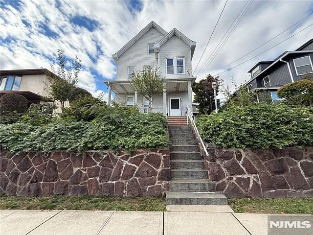 2 bed, 1.0 bath, $2,500 — Photo 1