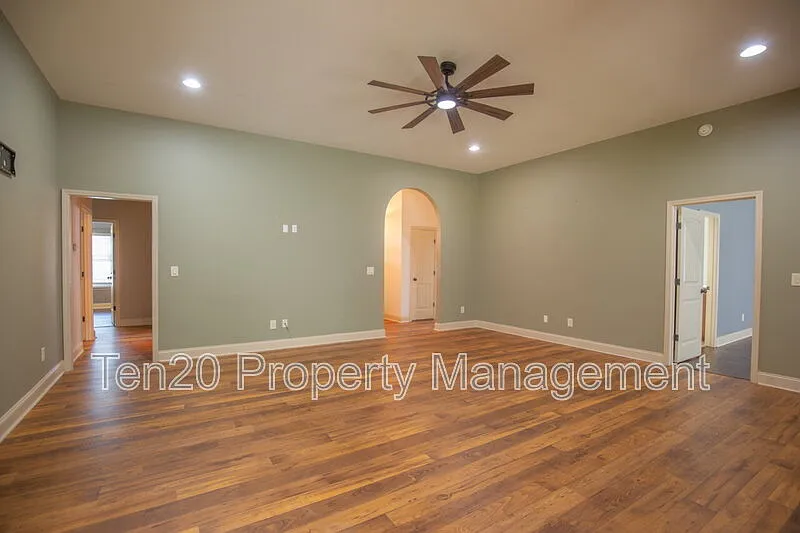 4 bed, 2.0 bath, 2400 sqft, $1,900 — Photo 3
