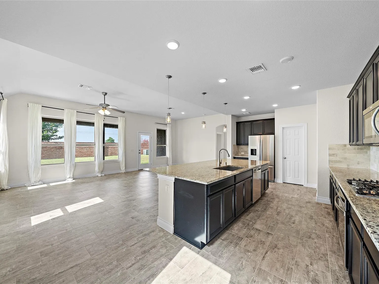 4 bed, 3.5 bath, 2983 sqft, $3,000 — Photo 4