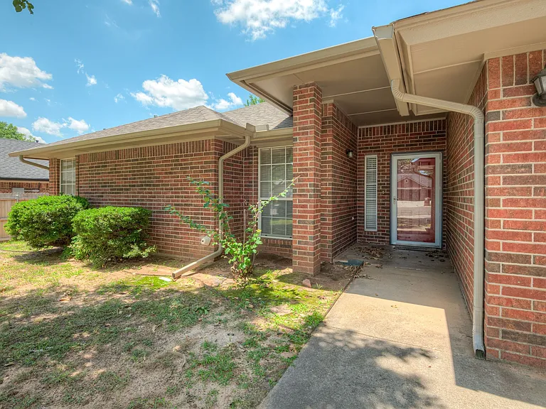 304 Eccell Ct — Photo 2