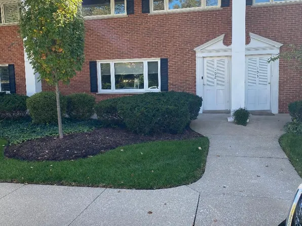 102 Chanticleer Ln #102, Hinsdale, IL 60521