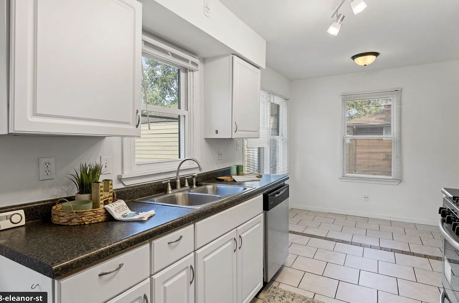 3 bed, 960 sqft, $1,760 — Photo 4