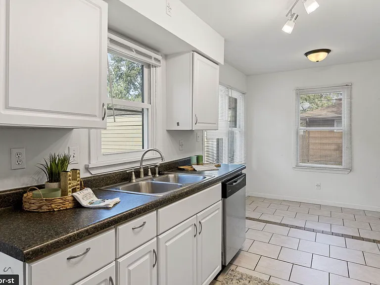 2828 Eleanor St — Photo 4