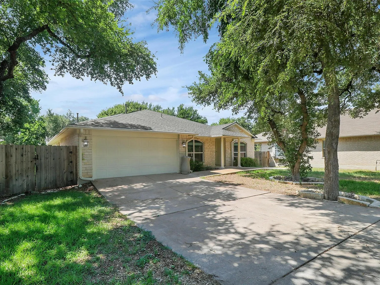 4 bed, 2.0 bath, 2317 sqft, $2,299 — Photo 2