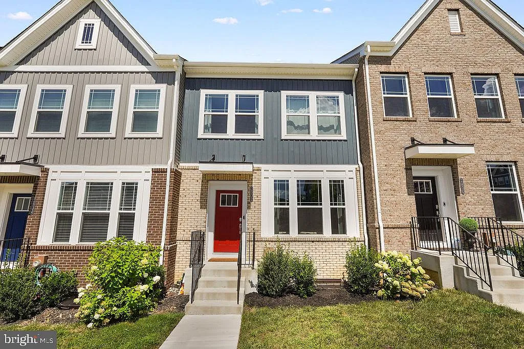 3 bed, 4.0 bath, 2100 sqft, $2,400 — Photo 1