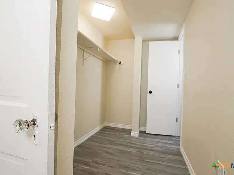 913 Hander Ln — Photo 13