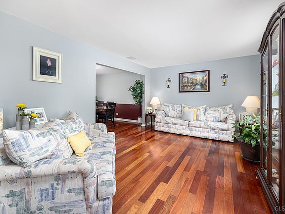 3rd image of 22 Yardley Ln