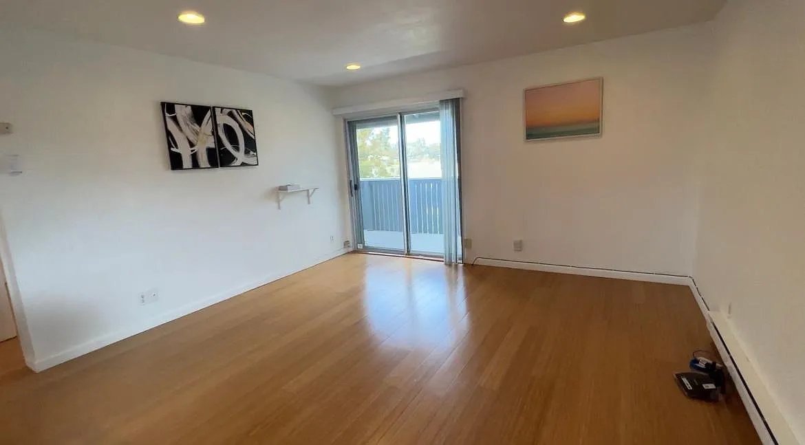 Building Photo - 1126 Cherry Ave #109