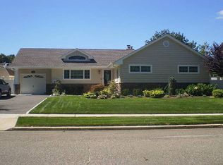 16 Hemlock Dr, Farmingdale, NY 11735