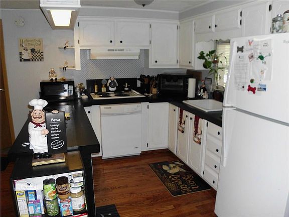 3rd image of 26 Sherwood Valley Ln