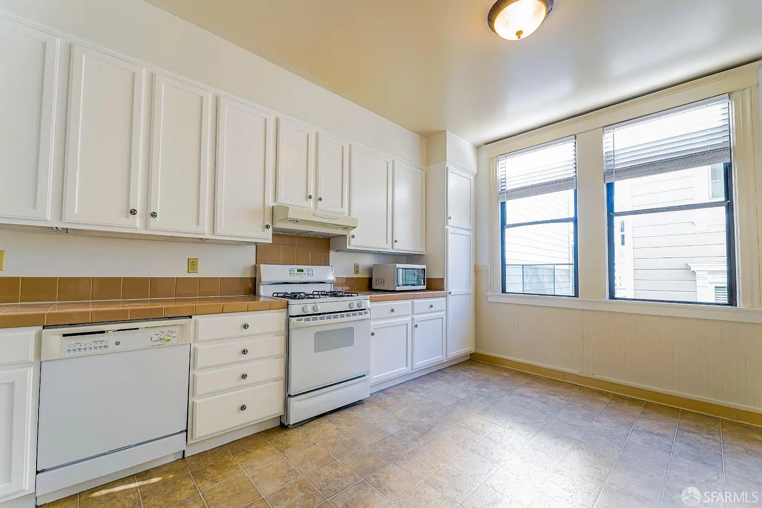 2 bed, 2.0 bath, $5,800 — Photo 2