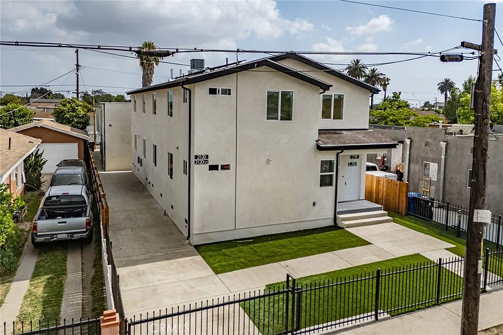 18 bed, 5716 sqft, $21,600 — Photo 1
