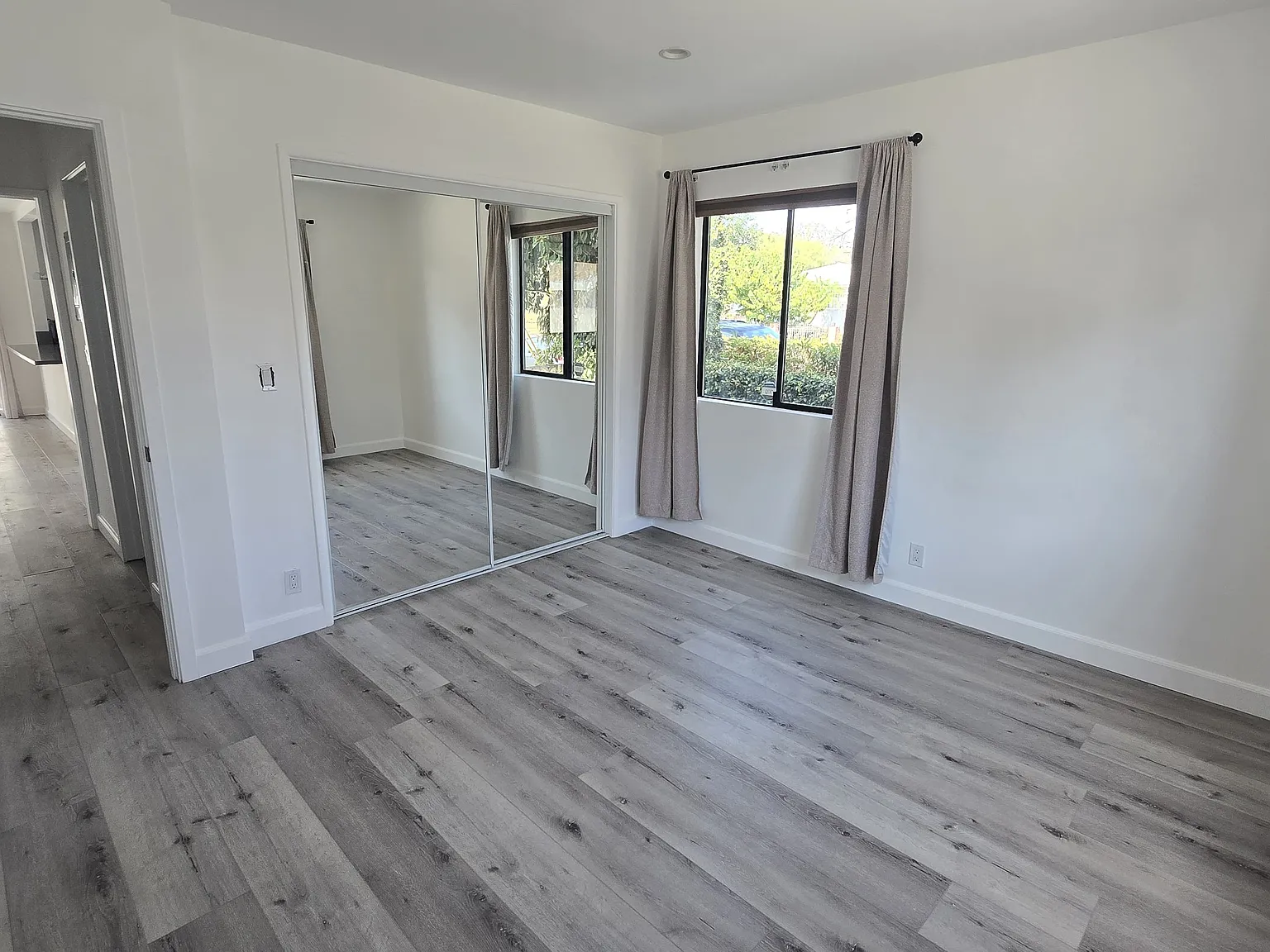 4241 McLaughlin Ave — Photo 4