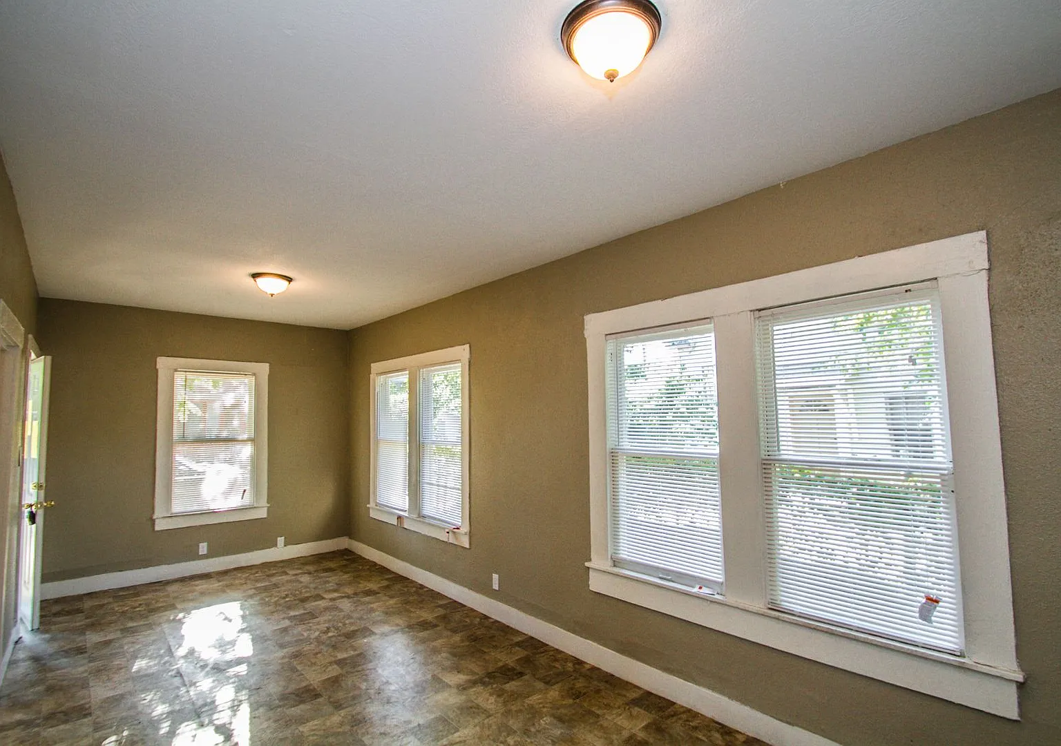 Amazing Home Near Downtown — Photo 2