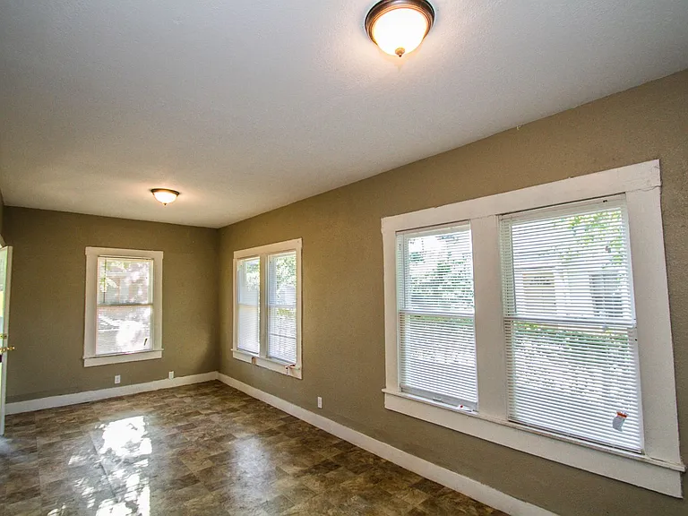 524 Saint Martin Ave — Photo 8