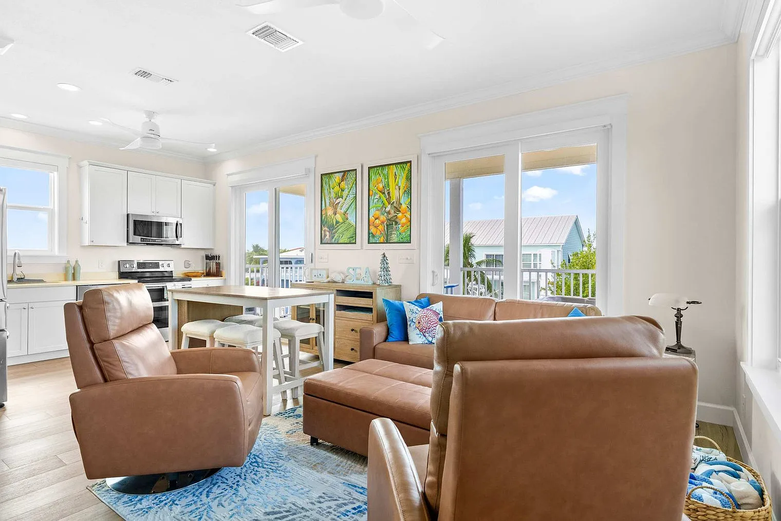 2 bed, 2.0 bath, 861 sqft, $4,664 — Photo 2