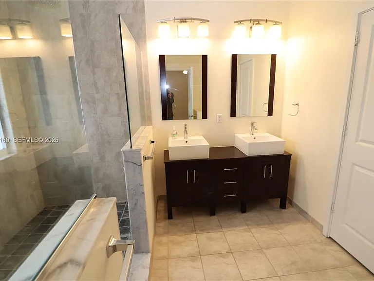 609 NE 28th St #1 — Photo 6