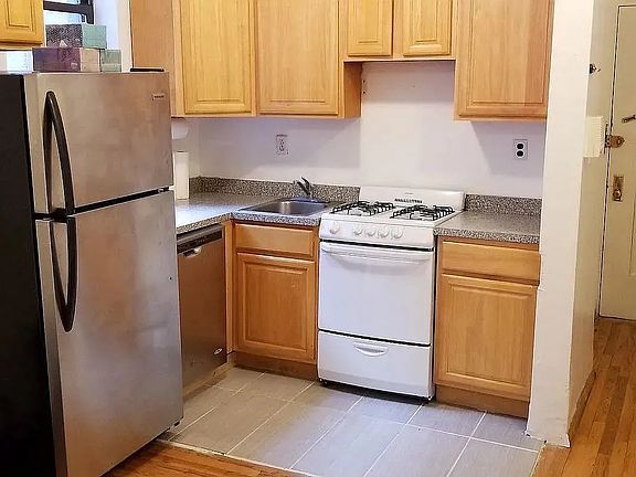 4th image of 318 6th St APT 15