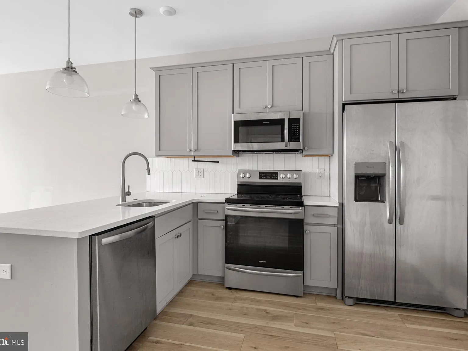 2 bed, 876 sqft, $1,595 — Photo 3
