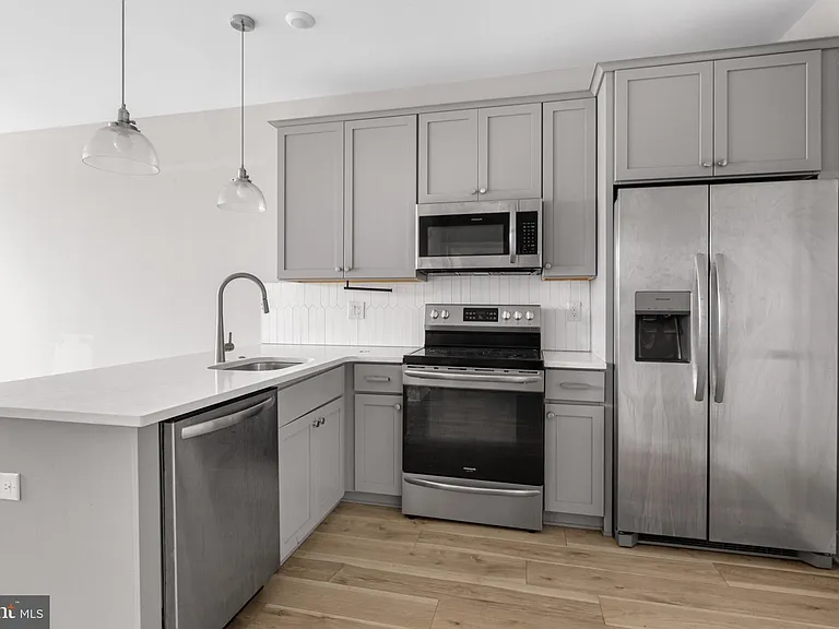 5230 Walnut St #5R — Photo 2